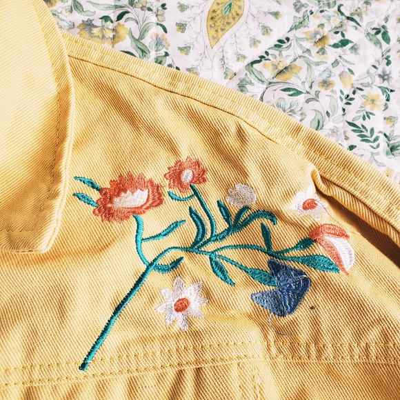 Yellow jean jacket w/ floral embroidery - Picture 2 of 4